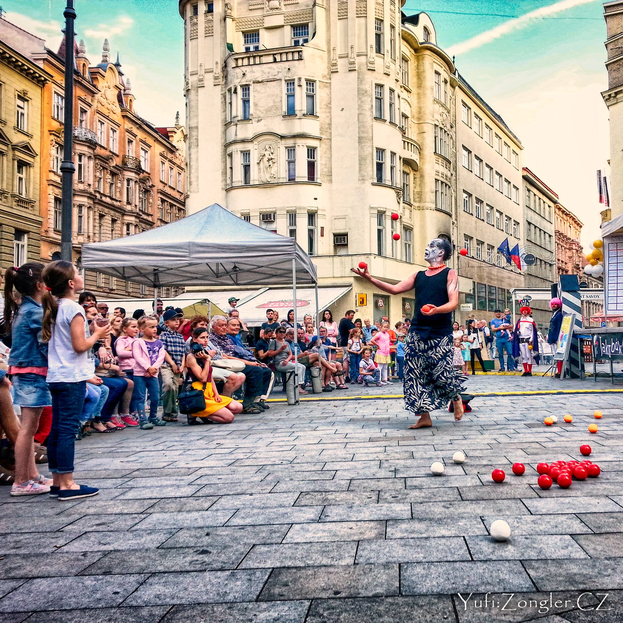 Tanec z kuličkami - Yufi.Zongler.CZ - Jakubské náměstí 2016 - Jakubák open